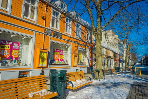 Trondheim, Norvégia - 2018. április 04.: Színes épületek utcai fémes nyilvános székekkel és szemétgyűjtő, Trondheim, Norvégia. Skandináv stílusú építészet — Stock Fotó