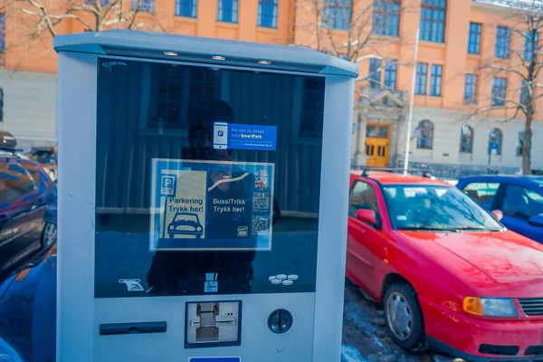 TRONDHEIM, NORUEGA - 09 DE ABRIL DE 2018: Vista al aire libre de la máquina de pago de billetes para aparcar un vehículo en la calle —  Fotos de Stock