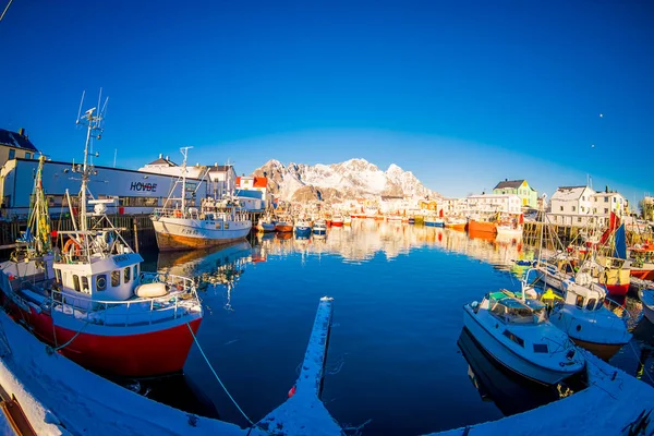 ロフォーテン諸島ノルウェー、2018 年 4 月 10 日: 冬のヘニングスヴァールにあるウォーター フロント港の風光明媚なビューは、ロフォーテン諸島の Austvagoya に位置する漁業の村と観光の町 — ストック写真