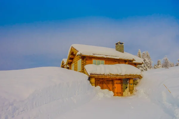 Bagnsasen, Norwegia - 02 kwietnia 2018 r.: Odkryty samotny dom drewniany z widokiem na pokryte śniegiem ciężkie — Zdjęcie stockowe