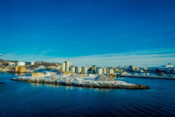 屋外観船とニシンの石油生産を示す工業港区工場冬の季節、青い空、ボードー ポートの中にノルウェー — ストック写真