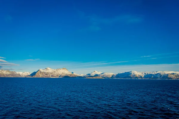 Buiten uitzicht op de ruige schoonheid van de besneeuwde bergen rondom Bodo in Noorwegen — Stockfoto