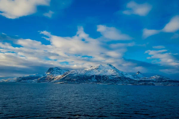Außenansicht der schroffen Schönheit der schneebedeckten Berge, die Bodo in Norwegen umgeben — Stockfoto