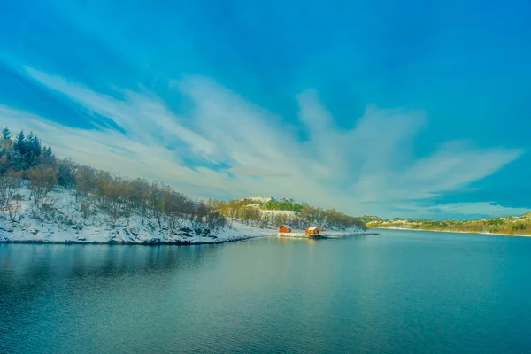 Hurtigruten gezi kıyı sahnede ahşap evlerin güzel açık görünüm — Stok fotoğraf