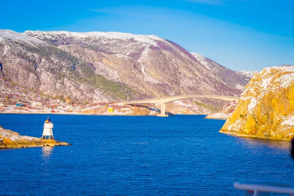 Vue d'hiver sur les maisons en bois et le pont lapidé sur la côte depuis Hurtigruten voyage, Norvège du Nord — Photo