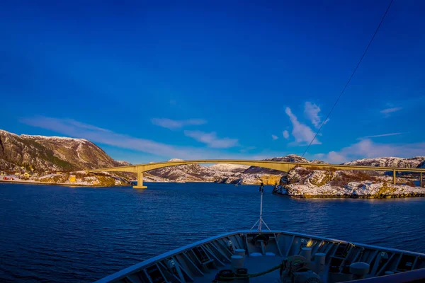 Außenansicht der Hurtigruten-Schifffahrt, Vorderseite mit einer riesigen Brücke davor — Stockfoto