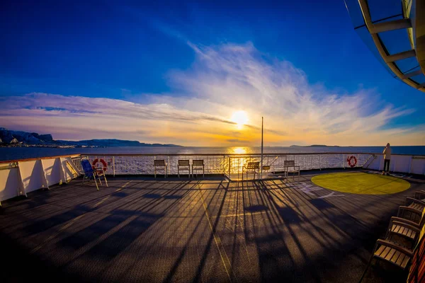 Utomhus syn på empy området över kryssningsfartyget i Hurtigruten område, från däck i en gorgeos blå himmel och blått vatten — Stockfoto