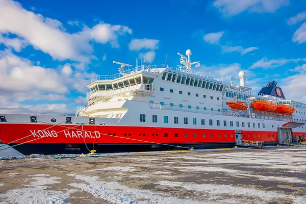 ボードー、ノルウェー - 2018 年 4 月 9 日: 屋外観 Hurtigruten 内航船香港ハラルドは毎日旅客および貨物輸送のボードー海岸の駐車サービス — ストック写真