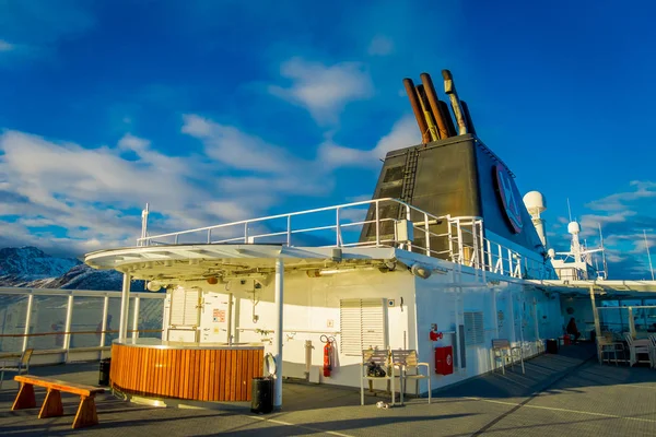 ALESUND, NORVEGIA - 09 APRILE 2018: Splendida vista esterna del viaggio Hurtigruten in crociera lungo la costa norvegese — Foto Stock