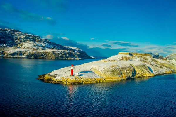 Bodo, Norvegia - 09 aprile 2018: Veduta esterna del paesaggio di un faro sulla costa di Bodos in Norvegia — Foto Stock