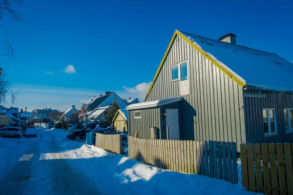 TRONDHEIM, NORUEGA - 04 DE ABRIL DE 2018: Vista al aire libre de las tradicionales casas de madera escandinava a lo largo de la antigua calle en Trondheim, Noruega — Foto de Stock