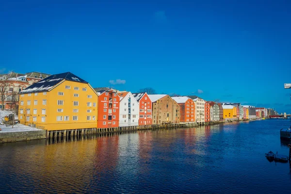 Trondheim, Norvégia - 2018. április 04.: Kültéri nézet hídról híres színes faházak városban Trondheim, Norvégia — Stock Fotó