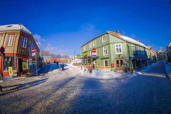 TRONDHEIM, NORUEGA - Abril 04, 2018: Casas de madeira escandinavas tradicionais estão ao longo da rua velha em Trondheim, Noruega — Fotografia de Stock