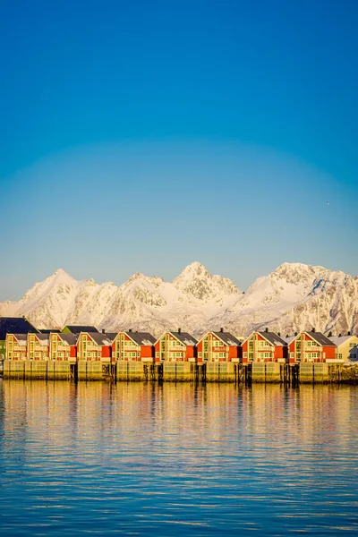 SVOLVAER, ILHAS LOFOTEN, NORUEGA - 10 de abril de 2018: Edifícios da aldeia Svolvaer à beira-mar, durante um dia ensolarado com céu azul claro nas ilhas Lofoten — Fotografia de Stock