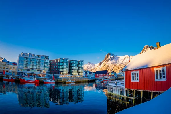 SVOLVAER, LOFOTEN ISLANDS, NORWAY - APRIL 10, 2018: Gorgeous view of Svolvaer village with many boats in the port of the city in the Lofoten Islands — Stock Photo, Image