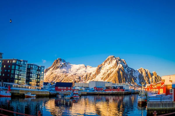 Svolvaer, lofoten Islands, Norwegen - 10. April 2018: traumhafter Blick auf das svolvaer Dorf mit vielen Booten im Hafen der Stadt auf den lofoten Islands — Stockfoto