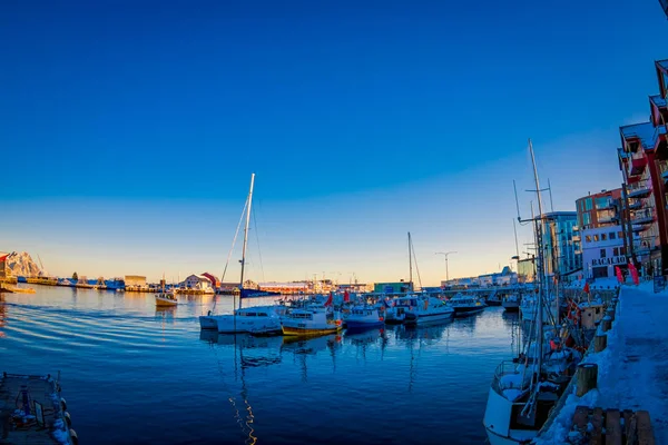 SVOLVAER, ILHAS LOFOTEN, NORUEGA - 10 de abril de 2018: Vista deslumbrante da vila de Svolvaer com muitos barcos no porto da cidade nas ilhas Lofoten — Fotografia de Stock