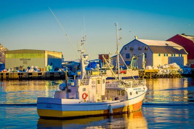 Svolvaer, Lofoten Adaları, Norveç - 10 Nisan 2018: Görünüm balıkçı teknesi Harbour, Svolvaer, Lofoten Adaları İlçesi Austvagoya ada üzerinde yer alır ve en büyük şehir