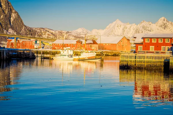 SVOLVAER, ILHAS LOFOTEN, NORUEGA - 10 de abril de 2018: Casas portuárias em Svolvaer, localizada no Condado de Nordland, na ilha de Austvagoya, em Lofoten — Fotografia de Stock