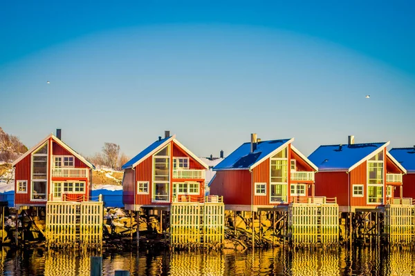 SVOLVAER, ILHAS LOFOTEN, NORUEGA - 10 de abril de 2018: Casas portuárias em Svolvaer, localizada no Condado de Nordland, na ilha de Austvagoya, em Lofoten — Fotografia de Stock