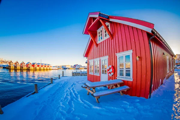 SVOLVAER, ISLAS LOFOTEN, NORUEGA - 10 DE ABRIL DE 2018: Hermosas casas rorbu o fishermans en las Islas Svolvaer Lofoten — Foto de Stock