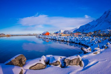 Binalarda Svolvaer kış istasyonla sırasında karla kaplı taş yakın çekim