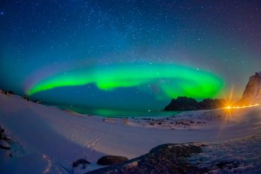 Büyük alacalı güzel resmini canlı Aurora Borealis, Aurora Polaris, Ayrıca biliyorum Kuzey ışıkları gece mavi gökyüzünde olarak Lofoten Adaları üzerinde