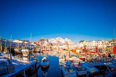 Lofoten, Norveç, Nisan, 10, 2018: Doğal Henningsvaer waterfront limanda kışın görülmektedir Austvagoya Lofoten Adaları'nda bulunan balıkçı köyü ve turistik kasabası