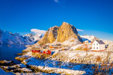 Svolvaer, Lofoten Adaları, Norveç 10 Nisan 2018: görünümü binalar ve Svolvaer tekneler ile liman için başlangıç noktası her yıl Mart uluslararası cod Balık tutma Yarışması içinde'nın