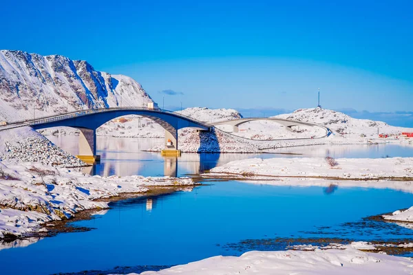 Gimsoystraumen Bridge è un ponte stradale a sbalzo che attraversa lo stretto tra le isole Austvagoya e Gimsoya nel comune di Vagan nella contea di Nordland, Norvegia — Foto Stock