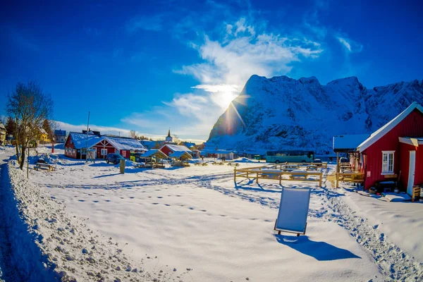 Svolvær, Lofoty, Norwegia - 10 kwietnia 2018: Widok zewnątrz piękne domy rorbu lub rybaka, w małym miasteczku w Svolvaer Lofoty — Zdjęcie stockowe