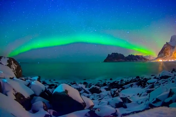 Vue extérieure de magnifiques aurores boréales multicolores vibrantes ou aurores polaires, également connues sous le nom de aurores boréales dans le ciel nocturne sur les îles Lofoten — Photo