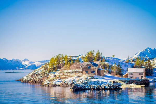 Belle vue extérieure de bâtiments en bois sur un rocher au bord de la mer lors d'un magnifique ciel bleu dans les îles Lofoten, Svolvaer — Photo