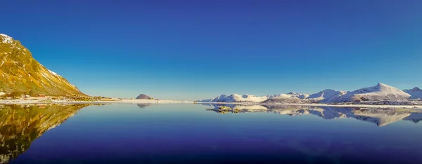 Nádherný panoramatický pohled horské vrcholy a odraz ve vodě na ostrovy Lofoten v Norsku — Stock fotografie
