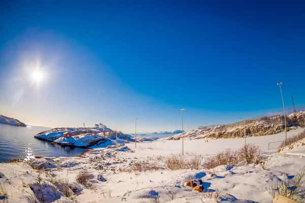Bella giornata di sole sulla baia ghiacciata di Henningsvaer — Foto Stock