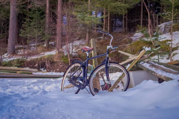 Svolvaer, Lofoten öarna, Norge - 10 April 2018: Utomhus utsikt över gamla rostiga-övergivna cyklar i snön väntar på sommaren att komma och vara reutilized i Norge — Stockfoto