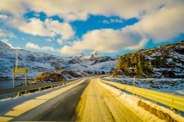 Güneşli bir günde Lofoten Adaları'nda donmuş Caddesi'nin açık görünüm