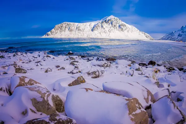 Noorse winter zonnige landschap blauwe hemel bergzicht met bergen, fjord, Ryten piek - beroemde berg in Lofoten eilanden — Stockfoto