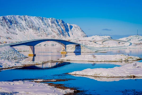 Gimsoystraumen Bridge è un ponte stradale a sbalzo che attraversa lo stretto tra le isole Austvagoya e Gimsoya nel comune di Vagan nella contea di Nordland, Norvegia — Foto Stock