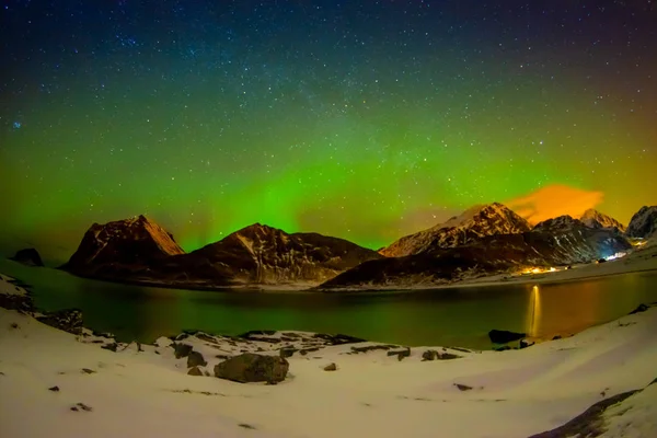 Hermosa vista al aire libre de la vibrante Aurora Boreal o Aurora Polaris, en el cielo nocturno con efecto de larga exposición sobre las Islas Lofoten —  Fotos de Stock