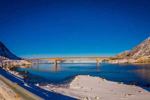 Красивый вид на открытый мост Gimsoystraumen это консольная дорога, которая пересекает пролив между островами Austvagoya и Gimsoya — стоковое фото