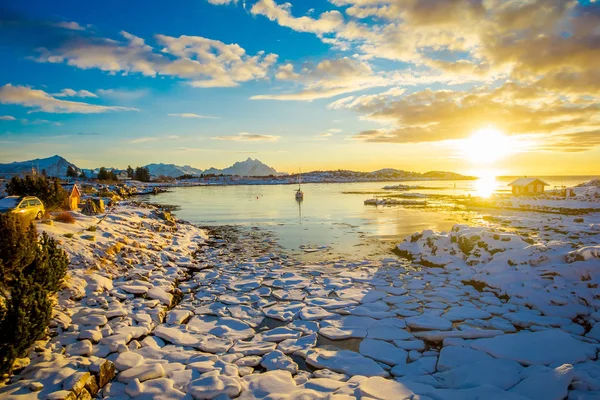 Fantastisk solnedgång utsikt med små och medelstora bitar av is kvar under en lågvatten på en frusen sjö — Stockfoto