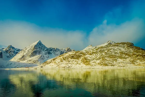 Schitterend uitzicht op de bergtoppen en reflectie in water op de Lofoten eilanden — Stockfoto