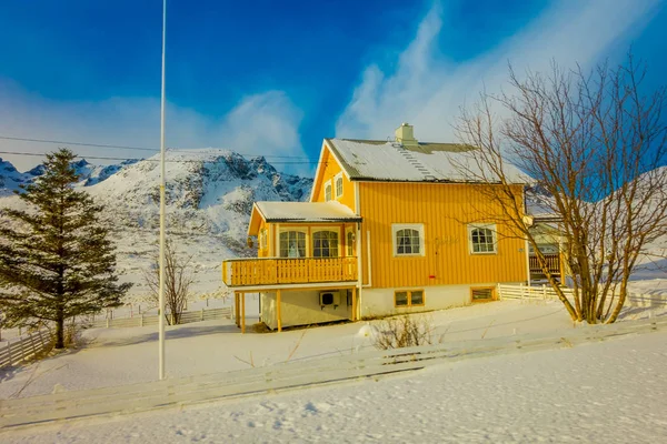 Svolvaer, szigetek Lofoten, Norvégia - április 10-én 2018-ban: Szabadtéri megtekintése fa sárga ház Lofoten-szigetek — Stock Fotó