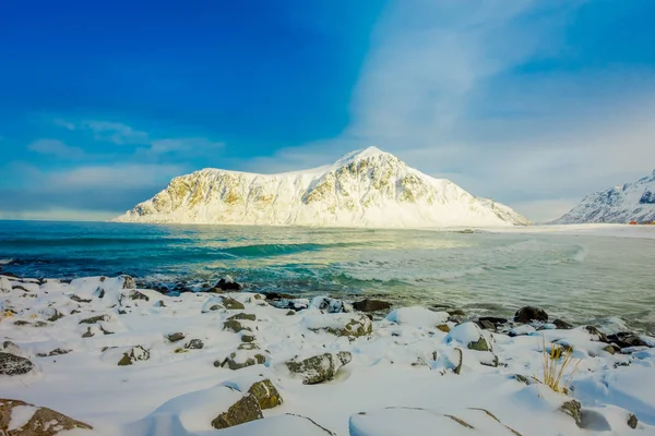 Vedere în aer liber a peisajului frumos din Insulele Lofoten înconjurat de munți înzăpeziți și o stație de iarnă colorată — Fotografie, imagine de stoc