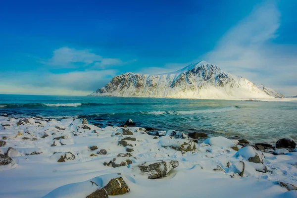 Venkovní pohled na krásnou krajinu v Lofoten ostrovy uprostřed zasněžených hor a barevné zimní stanice — Stock fotografie