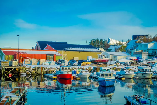 Henningsvaer, Noruega - 04 de abril de 2018: Vista ao ar livre de pequenos barcos de pesca em um porto de pesca nas ilhas Lofoten — Fotografia de Stock