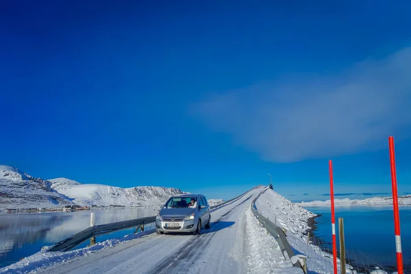 Gyönyörű szabadtéri kilátással utcán hóval Lofoten-szigetek egy napsütéses napon — Stock Fotó