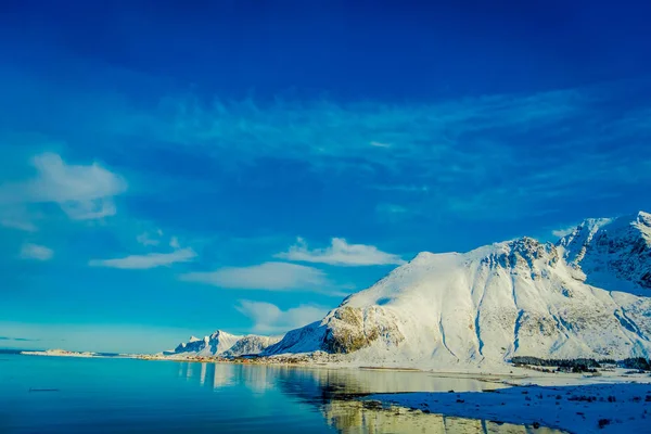 Nádherný pohled na horské vrcholy a odraz ve vodě v Lofoten islands — Stock fotografie