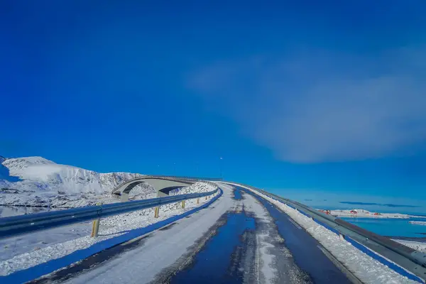 Πανέμορφη εξωτερική άποψη του δρόμου που καλύπτονται με χιόνι στα Νησιά Lofoten σε μια ηλιόλουστη ημέρα — Φωτογραφία Αρχείου